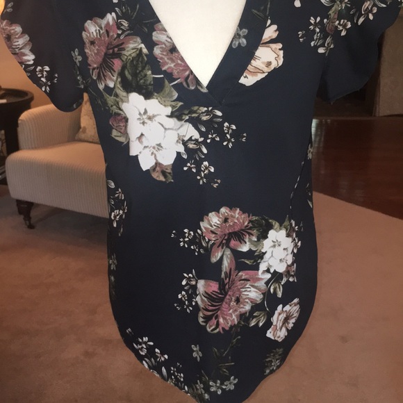 Women’s c & e floral Blouse in Medium - Picture 3 of 12